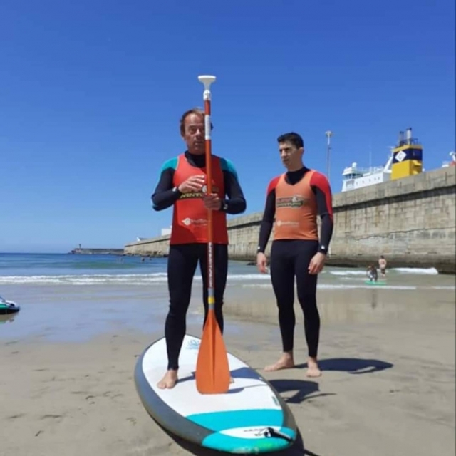 Un instructor le enseña a un alumno la colocación de la pala