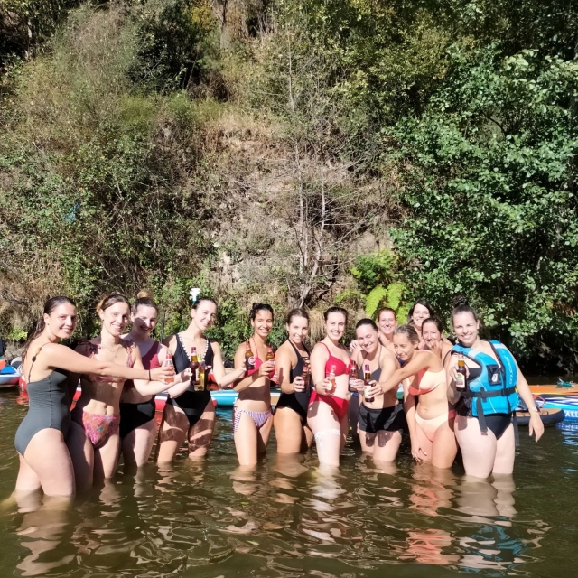 Un grupo de amigas brindando con una chela tras la actividad