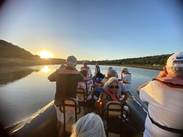 Un conjunto de personas mayores disfrutando de las vistas a bordo de nuestras embarcaciones