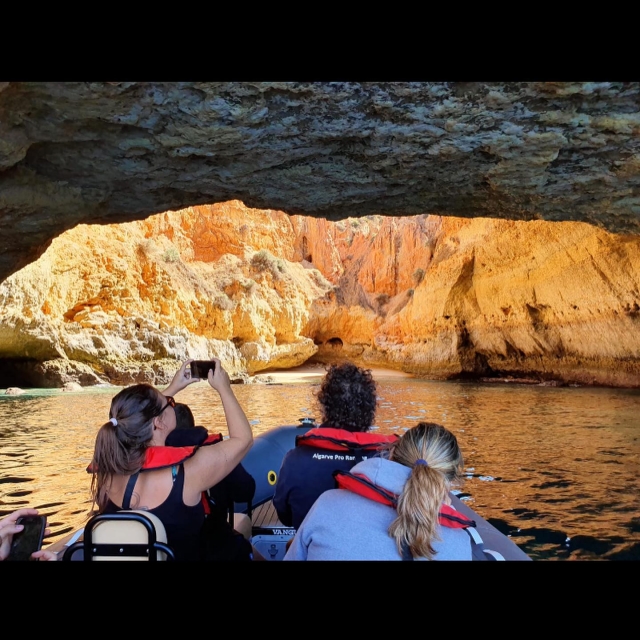 En el interior de una impresionanle gruta