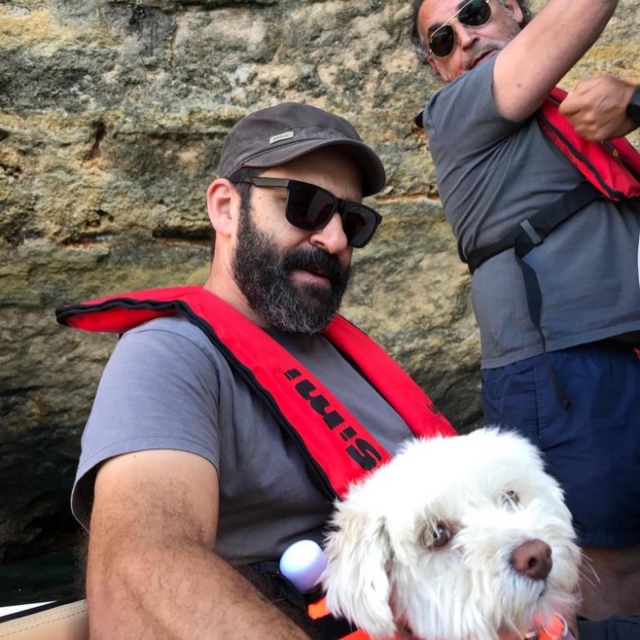 Un clienle en compañía de un perro