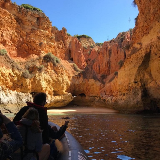 La embarcación adentrándose en un resquicio de playa