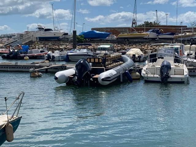Nuestra lancha amarrada junto a otras embarcaciones