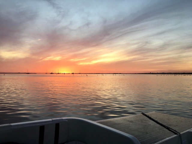 El atardecer de fondo desde el barco