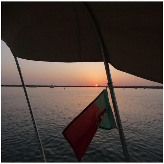 Embarcación ecológica y puesta de sol