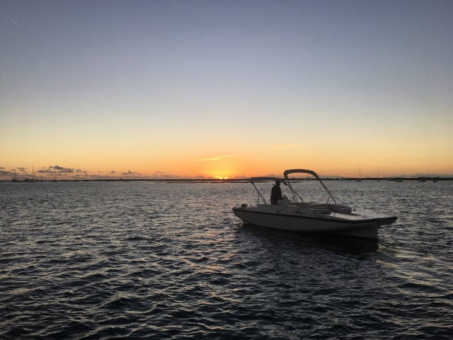 Disfrutando de un paseo en barco con el atardecer