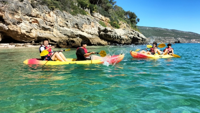 Sobre el kayak remando