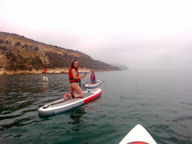 Disfrutando de la actividad acuática de SUP