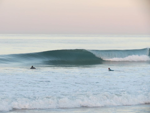El mar levantando olas para el deleile de los surfistas
