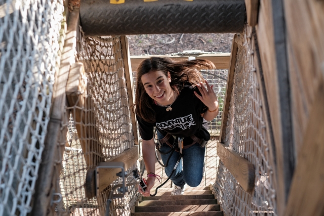 Un niña aventurándose por el interior de uno de nuestros circuitos