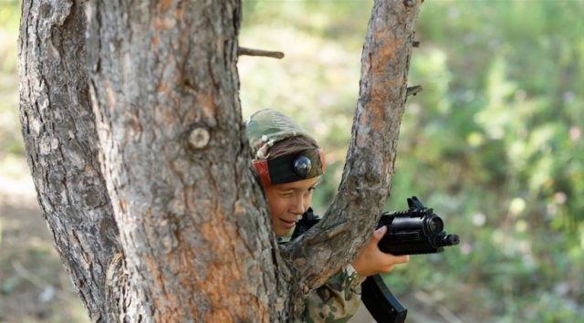 O echar una partida de laser tag que se desarrolla en las profundidades del bosque