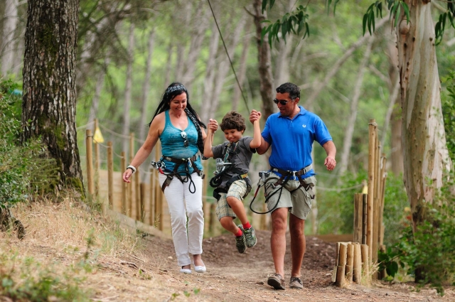 Una familia acompaña a su hijo para vivir una jornada de aventuras