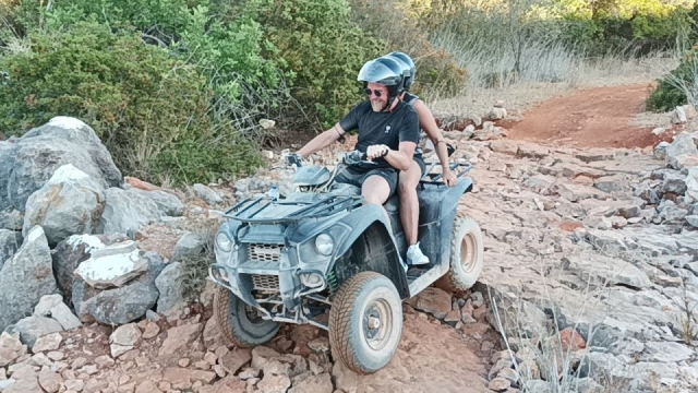 Controlando el cuatrimoto por los caminos off the road