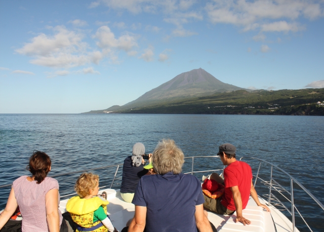 Paseo en barco en familia