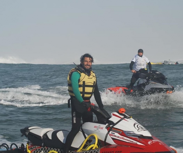 Un usuario con el chaleco salvavidas encima de una jet ski