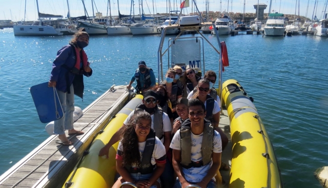 Un numeroso grupo preparado para salir en busca de los delfines