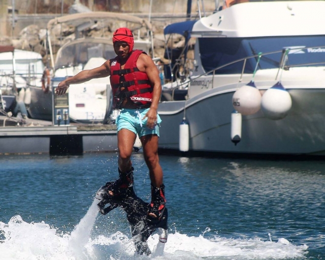 Probar el flyboard es una de las experiencias más gratificantes que existen
