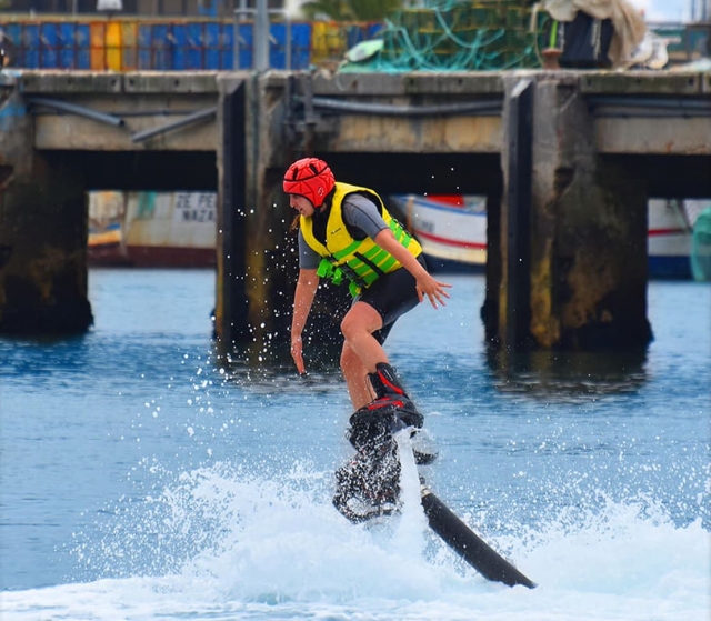 Tramarrando de realizar acrobacias por medio del flyboard