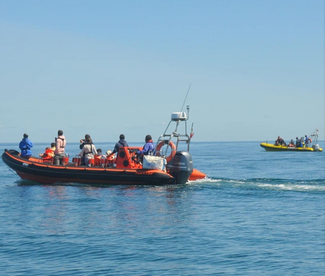 Una de nuestras embarcaciones surcando la costa portuguesa