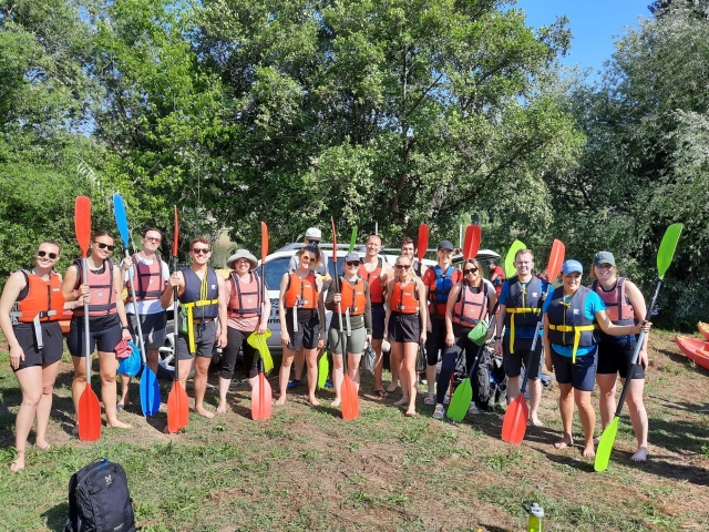Nuestros usuarios portan sus respectiva palas para una actividad de kayaking