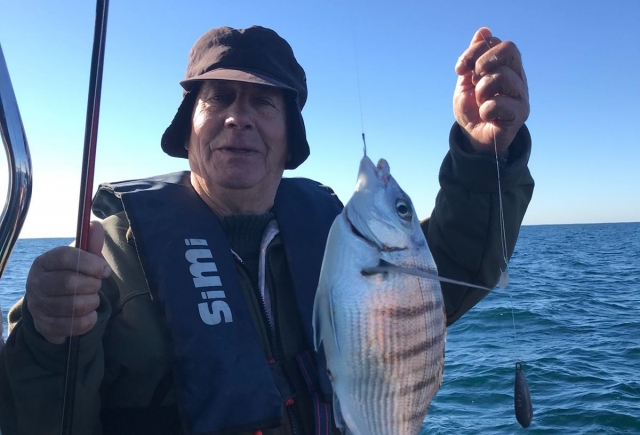 Un señor contento tras su captura