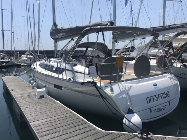 Embarcación amarrada en el puerto