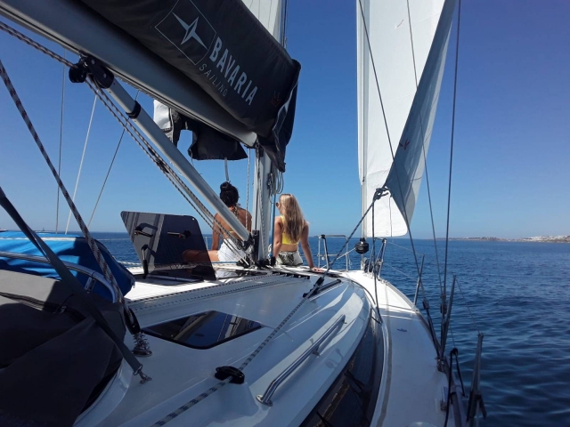 Disfrutando de las instalaciones de nuestro pequeño velero