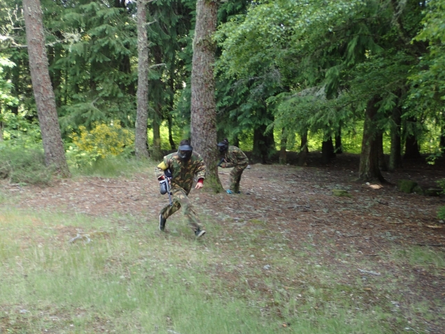 Mientras que otro corre campo a través en busca de sus objetivos