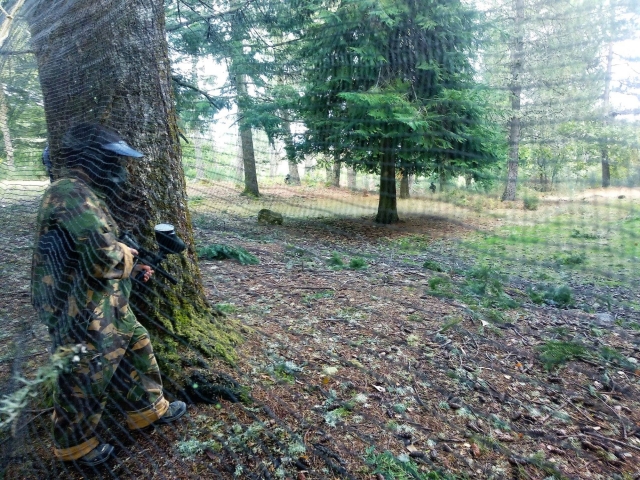 Una usuaria tras la red que delimita el perímetro del escenario de gotcha