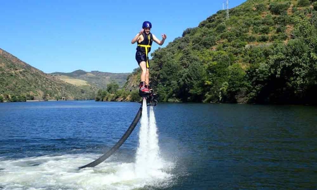 Emegiendo con el flyboard rodeado de un paisaje idílico