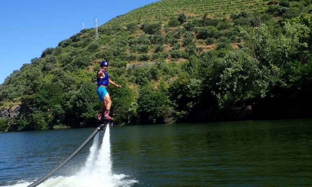 Intentando mantener el equilibrio sobre la tabla con una de las actividades más divertidas que hay