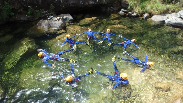 Grupo de amigos disfrutando de la sesión de barranquismo