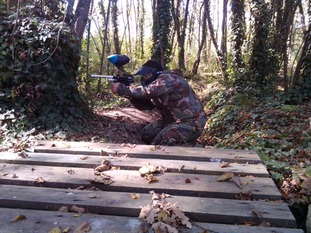 Apuntando al adversario con la pistola de paintaball