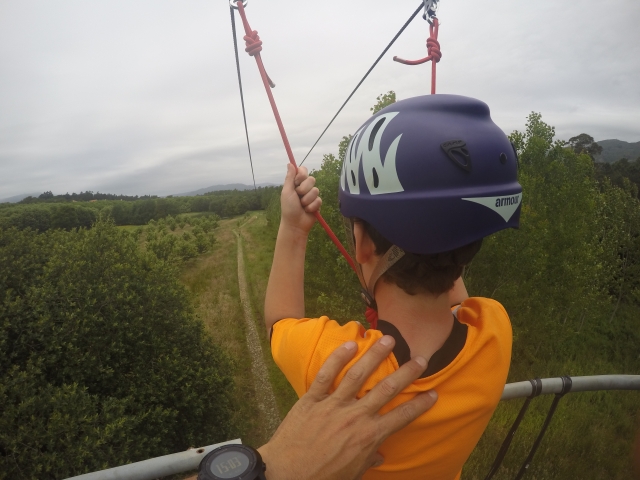 Antes de deslizarse por la tirolesa