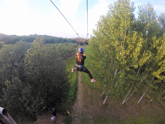 Deslizándose por la tirolesa