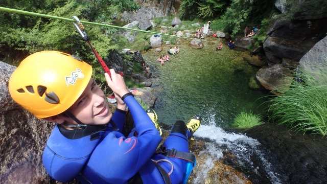 Disfrutando de una aventura de canyoning