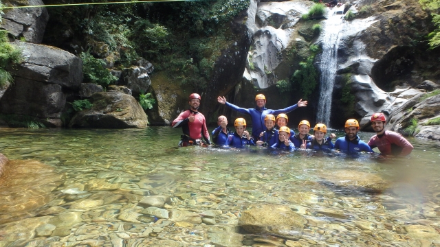 Amigos felices de la experiencia