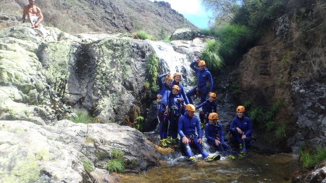 Grupo de amigos divirtiéndose durale la experiencia