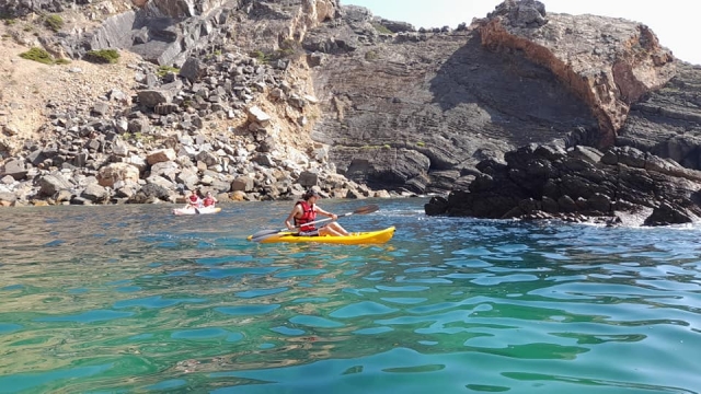 Disfrutando de un paseo en kayak por Cascais