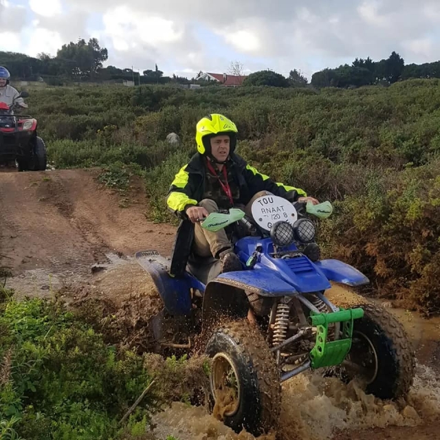 Sobrepasando los charcos con el cuatrimoto