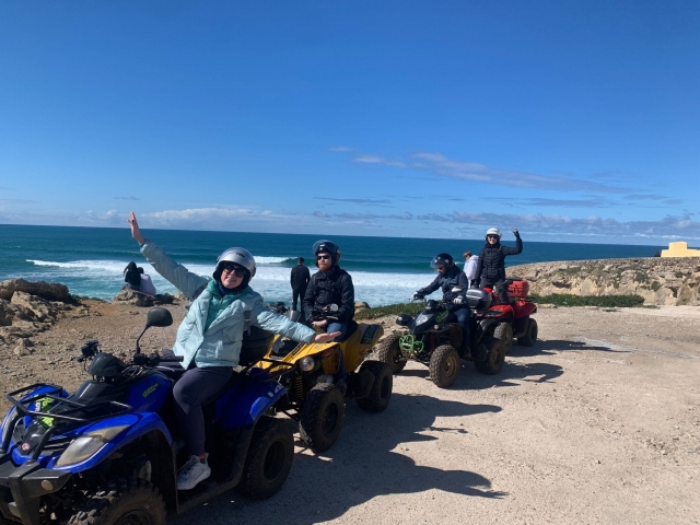 Con la playa de fondo duranle una ruta en cuatrimoto