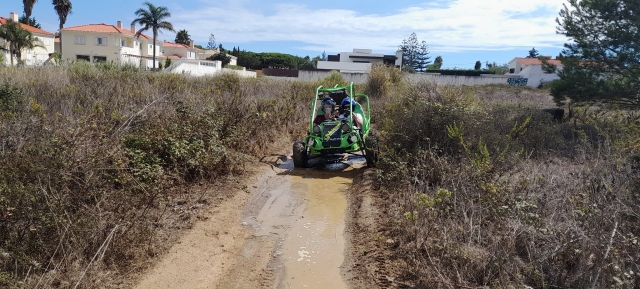 Pasando por los senderos cargados de barro con el buggy