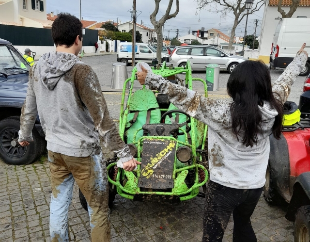 Tras superar la aventura llenos de barro anle el buggy