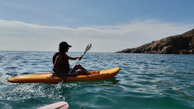 Sobre un kayak disfrutando de las vistas del paraje natural