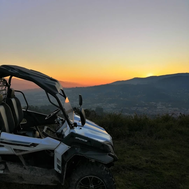 El atardecer de fondo