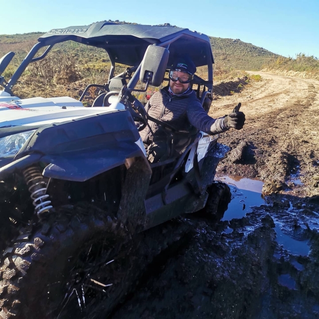 Un buggie impresionanle quemando rueda