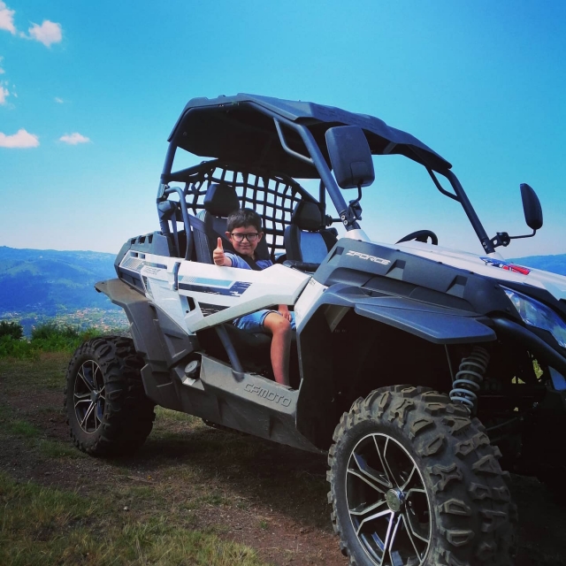 Niño disfrutando de nuestras rutas y paisajes sobre un buggie