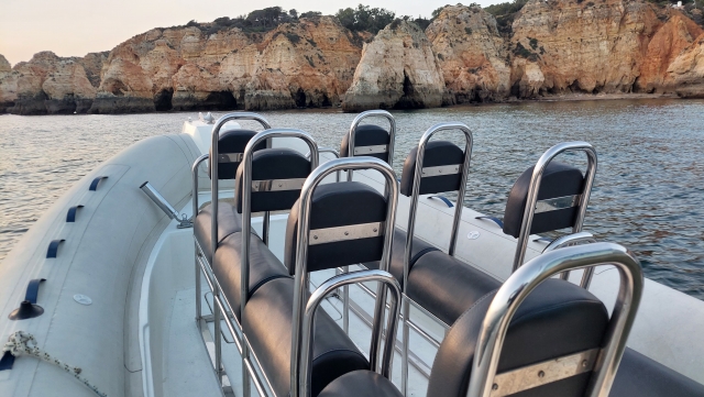 El sol poniéndose en el Algarve y nuestro barco
