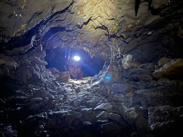 En una sesión de espeleología entre piedras
