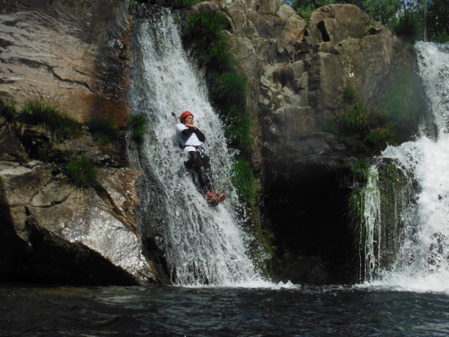 Un tobogán de agua natural